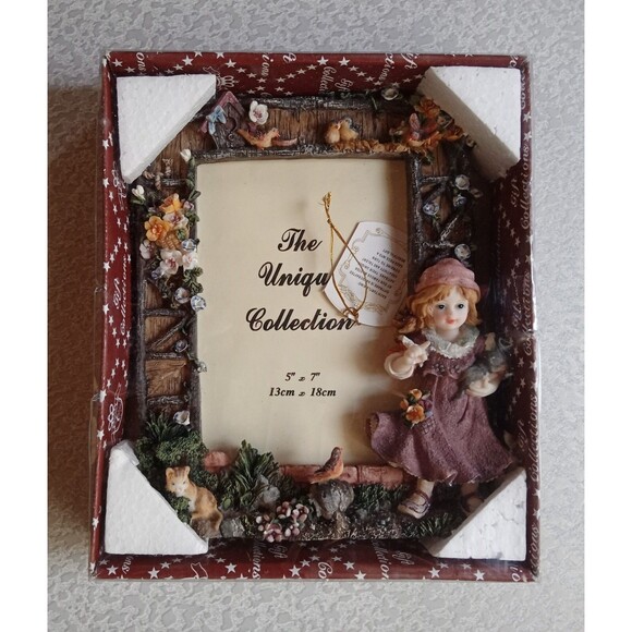 New Vintage The Unique Collection 3D Resin 5 x 7 Photo Frame - Girl with Cat - Picture 1 of 1